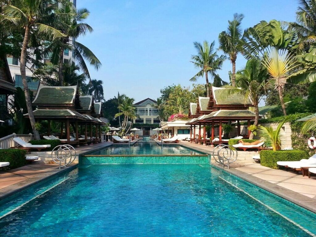 The Peninsula Bangkok pool