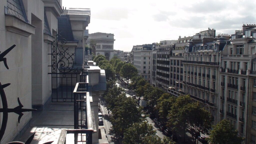 view-towards-arc-de-triomphe