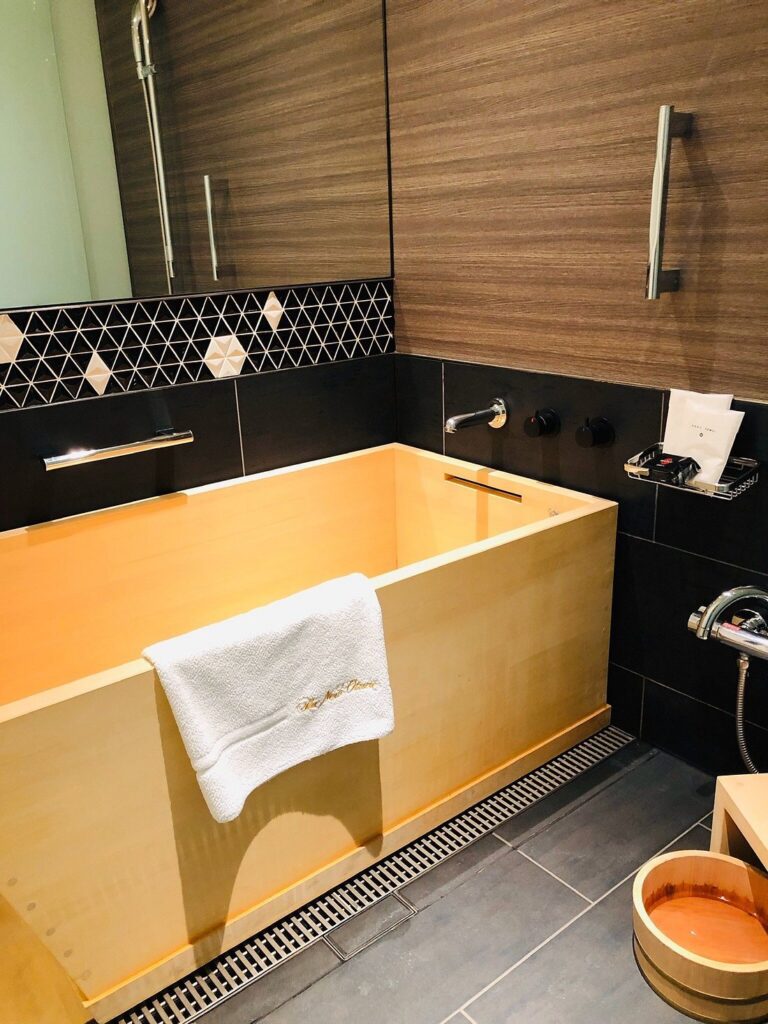 Hotel New Otani Tokyo bathroom