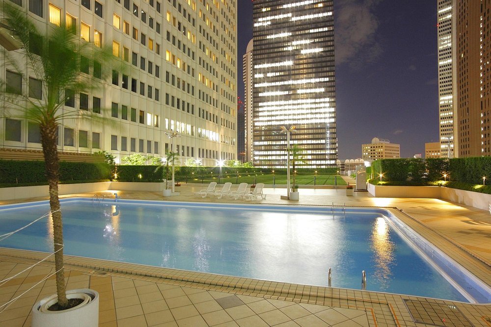 Keio Plaza Hotel pool